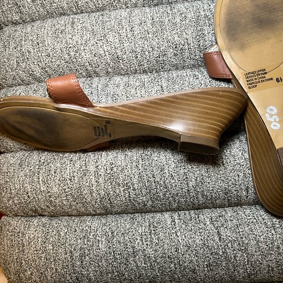 Size 6.5 Steve Madden sandals with slight heel - Picture 2 of 4